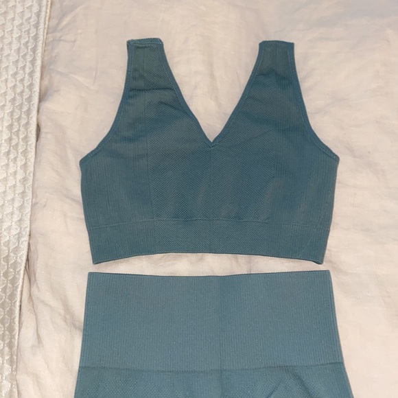 Amazon Green Ribbed Workout Set - Picture 3 of 3